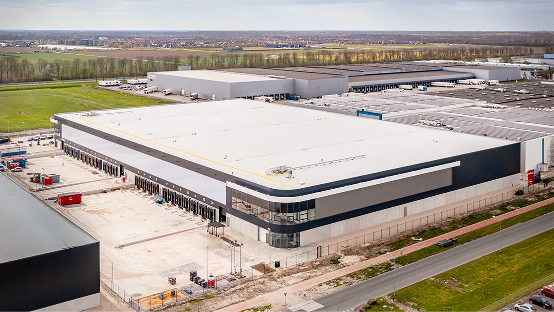 Mark Climate Technology lieferte im Auftrag von van Panhuis aus Hoogeveen (NL) die Klimasysteme für das neu errichtete Logistikzentrum in Zeewolde. Das Gebäude mit ca. 18.000 m² hat die BREEAM-Bewertung "SEHR GUT" (***) erhalten.