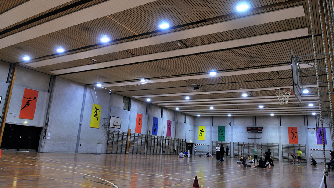 Deckenstrahlplatten eignen sich sehr gut für den Einsatz in Sport- und Turnhallen. Heizen mit warmwassergespeisten Deckenstrahlplatten bedeutet Heizen ohne Zugluft, Staub oder Luftbewegung.