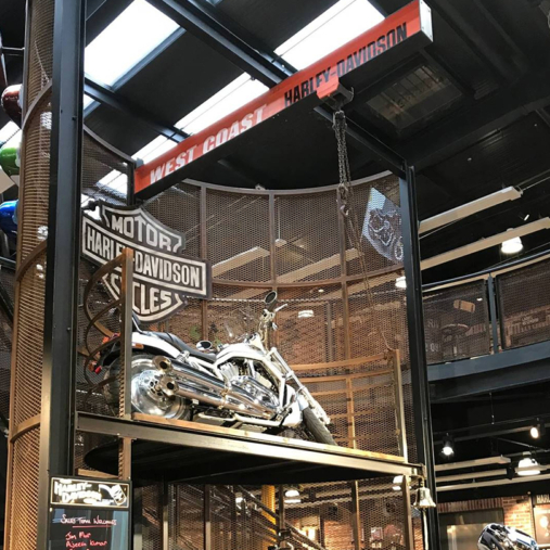 Deckenstrahlplatten beheizen Ausstellungsräume von West Coast Motors