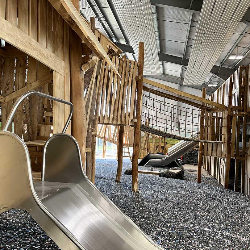 Indoor-Spielplatz beheitzt mit Deckenstrahlplatten von Mark