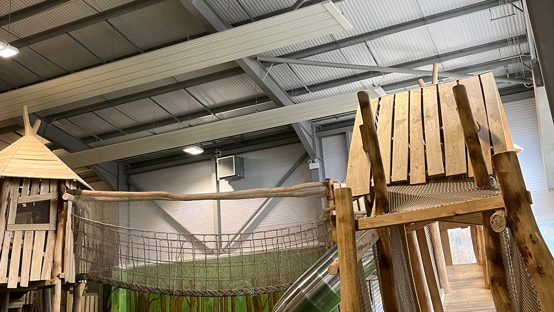 Indoor-Spielplatz wird mit Strahlungsplatten von Mark Climate Technology beheizt.